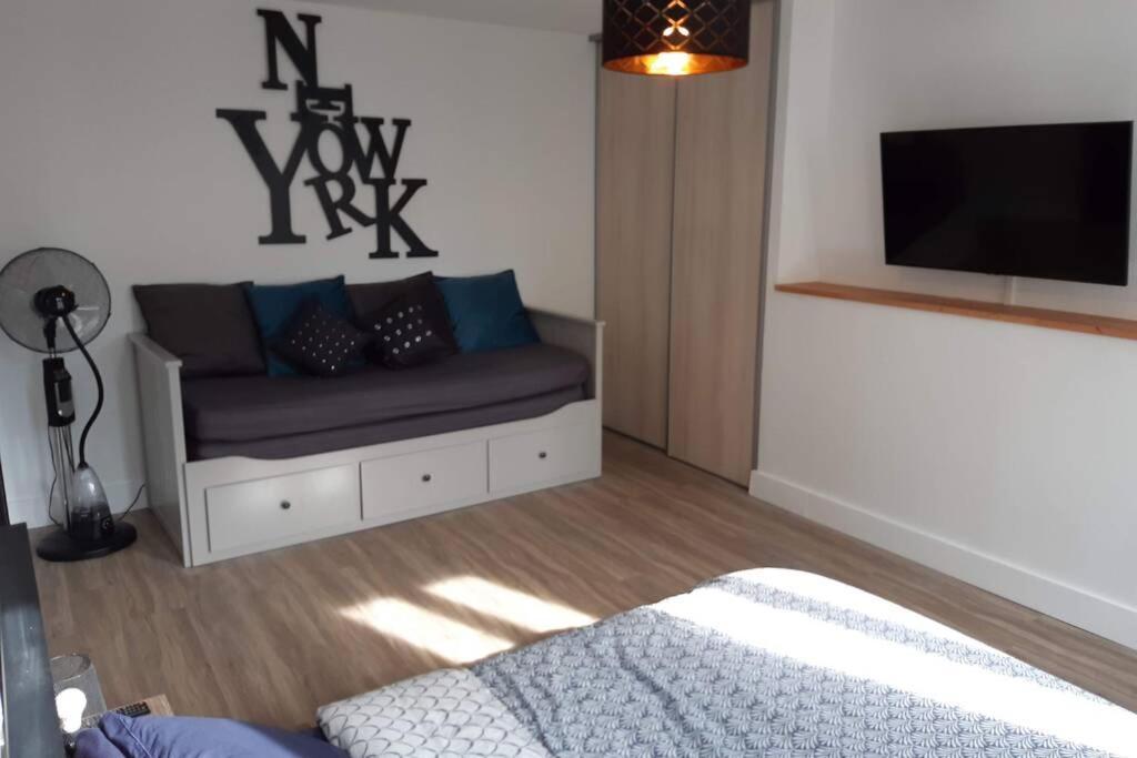 Appartement Renove Le New-York En Centre Ville - Terrasse Et Parking - Non Climatise La Roche-Chalais Zewnętrze zdjęcie