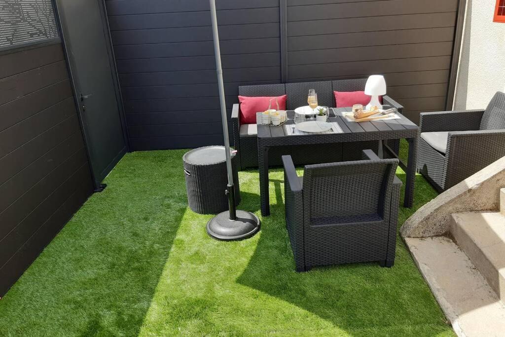 Appartement Renove Le New-York En Centre Ville - Terrasse Et Parking - Non Climatise La Roche-Chalais Zewnętrze zdjęcie