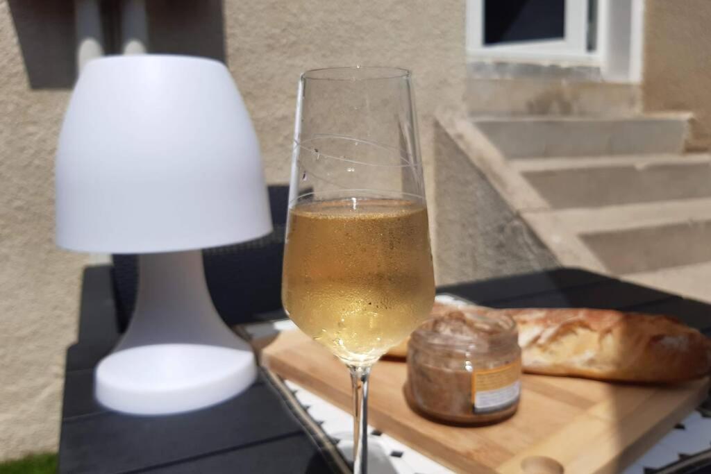 Appartement Renove Le New-York En Centre Ville - Terrasse Et Parking - Non Climatise La Roche-Chalais Zewnętrze zdjęcie